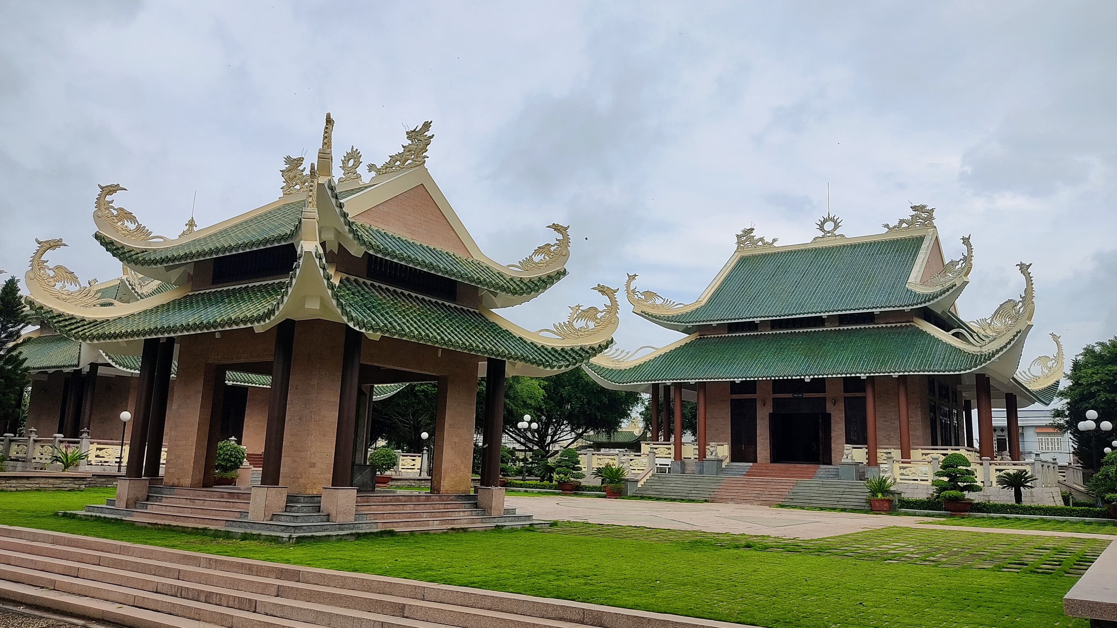 Mộ và nhà tưởng niệm