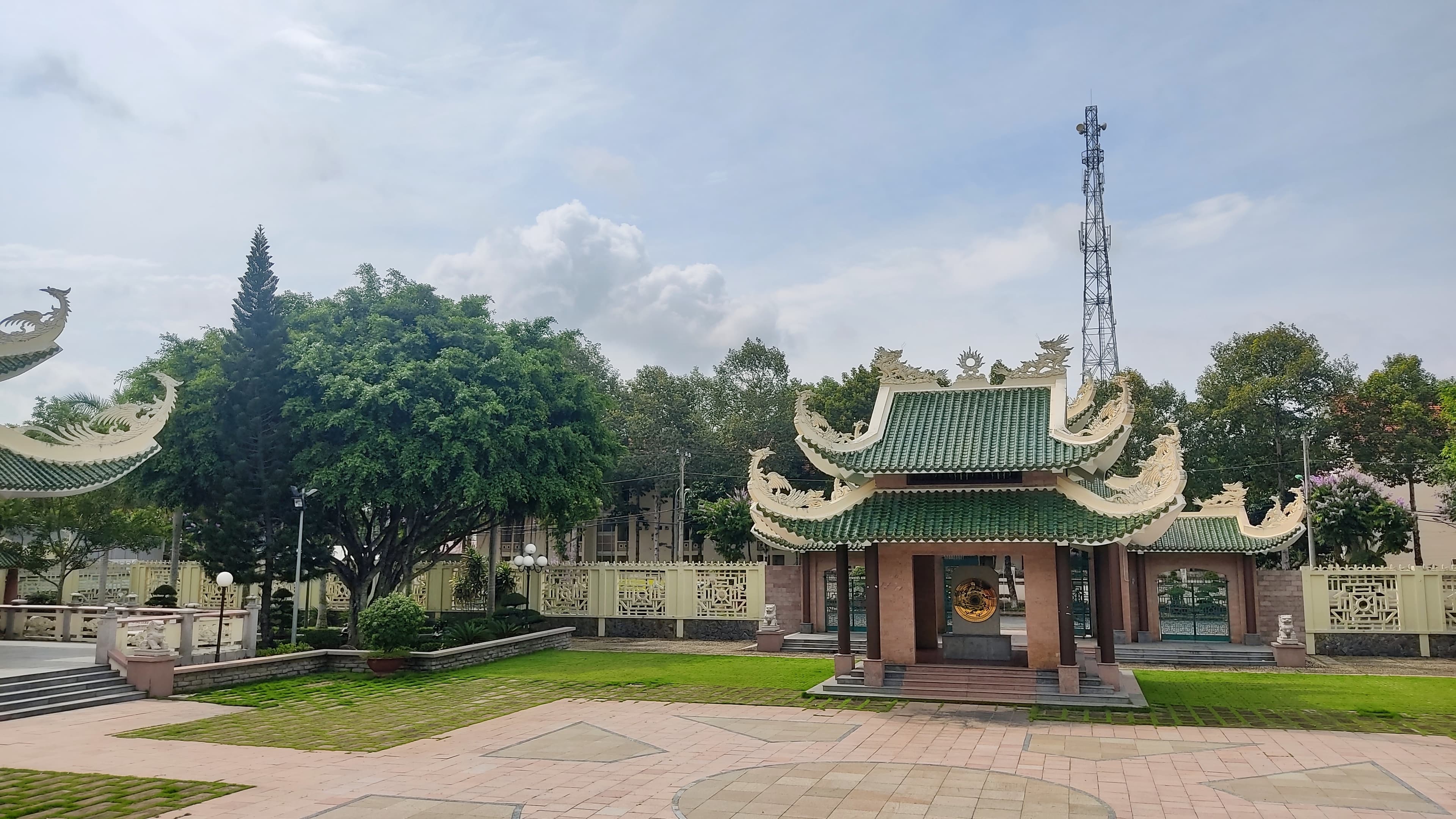 Cổng Khu tưởng niệm Mộ Thủ khoa Bùi Hữu Nghĩa